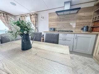 Luxury Lodge With Stunning Full Sea Views In Suffolk Ref 20234Bs - 1
