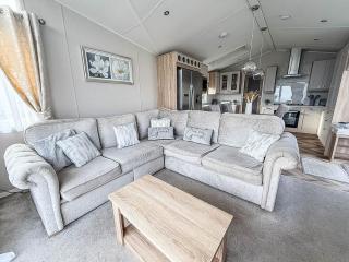 Beautiful Lodge With Full Sea Views At Broadland Sands In Suffolk Ref 20235Bs - 5