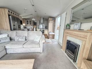 Beautiful Lodge With Full Sea Views At Broadland Sands In Suffolk Ref 20235Bs - 2