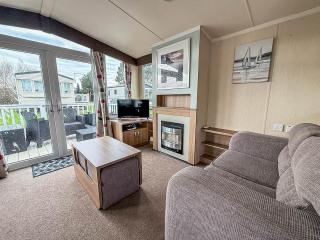 Lovely Caravan With Decking At Broadland Sands, Suffolk Ref 20302Bs - 4