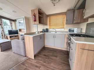 Lovely Caravan With Decking At Broadland Sands, Suffolk Ref 20302Bs - 2
