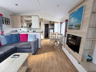 Lovely Caravan With Side Decking At Broadland Sands Park In Corton Ref 20160Bs - 2