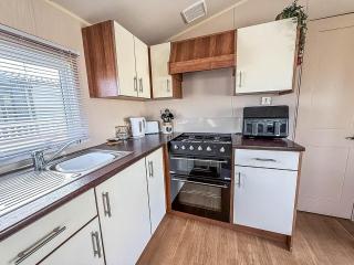 Superb Caravan With Wifi At Broadland Sands Park, Suffolk Ref 20140Bs - 2