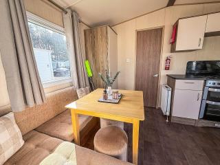 Lovely Caravan At Broadland Sands Holiday Park Nearby Lowestoft Ref 20161Bs - 2