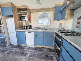 Lovely Caravan With Decking At Broadland Sands In Suffolk Ref 20178Bs - 5