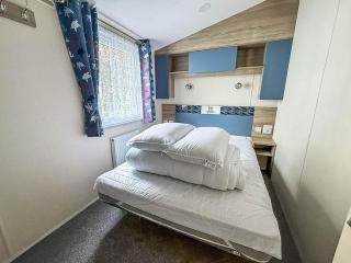Lovely Caravan With Decking At Broadland Sands In Suffolk Ref 20178Bs - 3