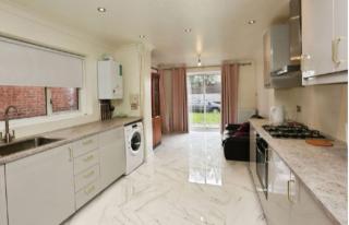Bittern Lodge Homestay with Free Street Parking Spacious Kitchen with a Modern Bathroom Near the River Itchen in a peaceful neighborhood - 7
