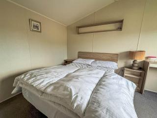 Superb 6 Berth Caravan With Free Wi-Fi At Broadland Sands Ref 20382Bs - 3
