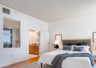 One Bedroom Residence with Panoramic Marina Views - 9