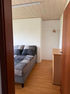 Zimmer im Erdgeschoß mit Bad und Küche - 2