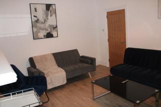 Luxury 4BR Bradford Home Sleeps 10 Free Parking - 9