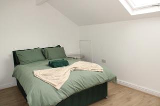 Luxury 4BR Bradford Home Sleeps 10 Free Parking - 4