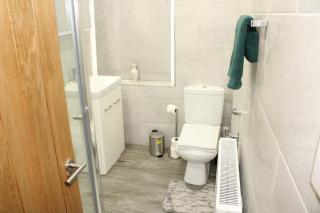 Luxury 4BR Bradford Home Sleeps 10 Free Parking - 3