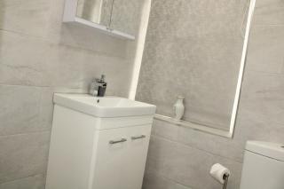 Luxury 4BR Bradford Home Sleeps 10 Free Parking - 1