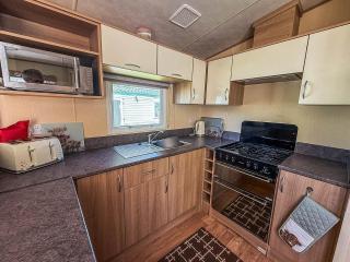 Lovely 6 Berth Caravan With Decking Nearby Scratby Beach Ref 50017B - 4