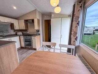 Lovely Dog Friendly Caravan For Hire At California Cliffs, Norfolk Ref 50027K - 2