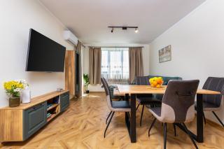 Alvera Home 1BR apartment with Private Parking - 0