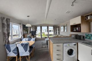 Brilliant 8 Berth Caravan With Decking And Nearby Scratby Beach Ref 50050F - 2