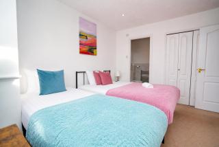 Spacious 4 Bed Detached with Free Parking Sleeps 11 - 5