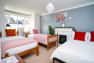 Spacious 4 Bed Detached with Free Parking Sleeps 11 - 4