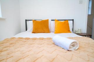 Spacious 4 Bed Detached with Free Parking Sleeps 11 - 2