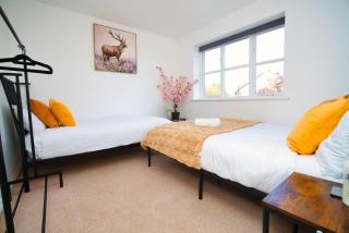 Spacious 4 Bed Detached with Free Parking Sleeps 11 - 3