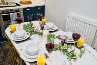 Spacious 4 Bed Detached with Free Parking Sleeps 11 - 7
