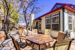 The Cottage-Near Downtown Historic Courthouse Square - 1