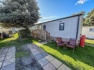 Beautiful Caravan With Decking And Wifi At Azure Sea, Suffolk Ref 32025Az - 8