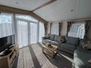 Beautiful Caravan With Decking And Wifi At Azure Sea, Suffolk Ref 32025Az - 3