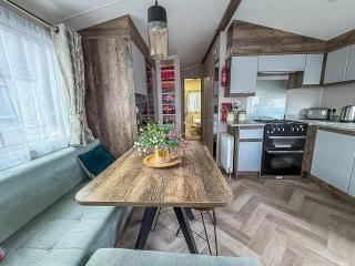 Stunning Caravan With Decking At Azure Seas In Suffolk Ref 32055Az - 2