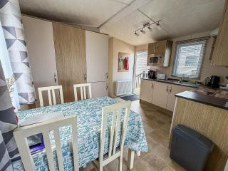 6 Berth Luxury Caravan With Full Sea Views At Azure Seas In Suffolk Ref 32069Az - 1
