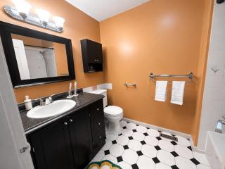 Spacious Family-Friendly 3BR Suite Near White Rock Beach - 6