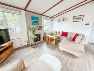 Pet Friendly, Luxury Lodge With Decking In Suffolk Near The Beach Ref 32108A - 7