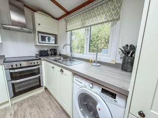 Pet Friendly, Luxury Lodge With Decking In Suffolk Near The Beach Ref 32108A - 4