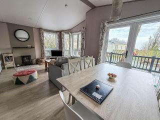 Beautiful Lodge With Decking At Azure Seas In Suffolk, Sleeps 6 Ref 32217Og - 3