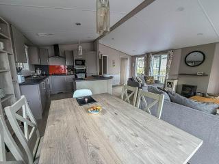 Beautiful Lodge With Decking At Azure Seas In Suffolk, Sleeps 6 Ref 32217Og - 2