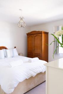 Fabulous High Street Townhouse With Stunning Views & Parking at 'Eagles Nest' - 9