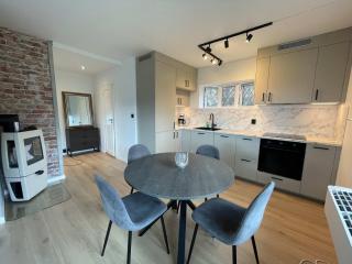 Free Parking - Renovated 3BR Apartment - 9