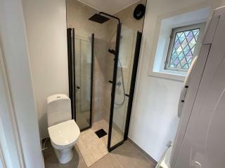 Free Parking - Renovated 3BR Apartment - 7