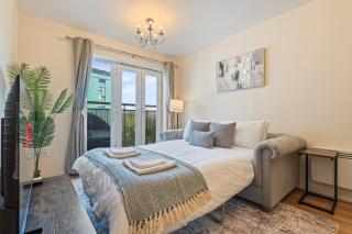 Slough - Bright 1-Bed - Lift Access, Sleeps 4, Free Parking - 5