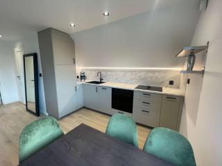 Free Parking - Bright 3BR Stay - 8