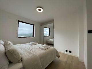 Free Parking - Bright 3BR Stay - 2