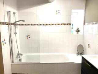 Appartement 70 m2,3 personnes,2 chambres,2 lits en 160, près de tout à pied, piscine de la propriété, parking - 2