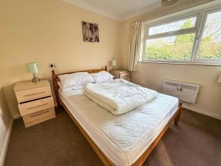Dog Friendly Chalet At Broadland Park And Marina In Lowestoft Ref 12027B - 4