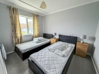 Charming Chalet On A Fantastic Holiday Park In Lowestoft Ref 12077B - 1