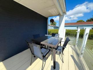 Dog Friendly Chalet With Outdoor Seating At Broadland Park And Marina Ref 12050B - 8