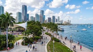 Luxury 1BR plus Den - Rooftop Pool - Close to Everything - 1