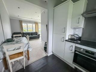 Charming Chalet On A Fantastic Holiday Park In Lowestoft Ref 12077B - 4