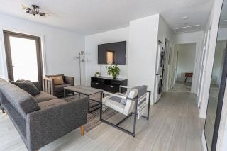 Centrally Located Modern 2bdr Home w Fast WiFi & Parking - 9
